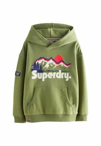 Zelená mikina s kapucí a přední kapsou, s bílým logem "Superdry" a barevným grafickým designem hor a slunce. Měkká textura, volný střih.