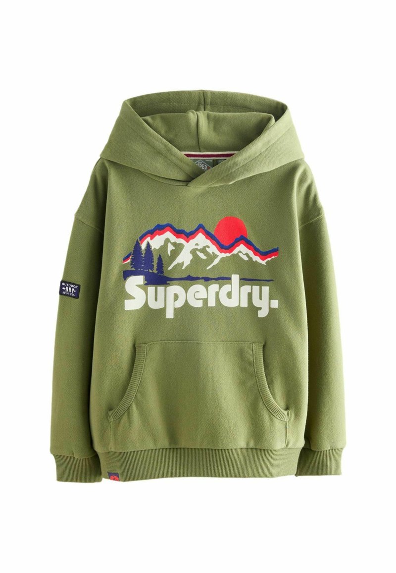Zelená mikina s kapucí a přední kapsou, s bílým logem "Superdry" a barevným grafickým designem hor a slunce. Měkká textura, volný střih.