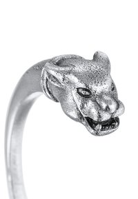 Silverring utformad som ett panterhuvud, med detaljerade texturer, runda ögon och en öppen mun, samt en slät ring.