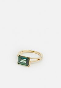 Goldring mit einem rechteckigen grünen Stein, der in vier Krallen gefasst ist, mit einem glatten, polierten Band und einem leichten Glanz auf der Oberfläche.