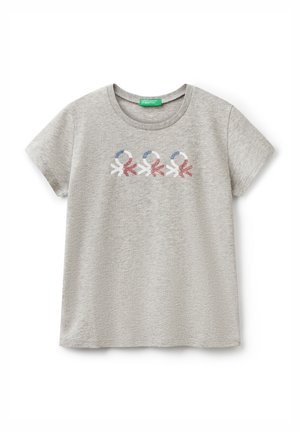 T-shirt grigia in cotone a maniche corte con scollo rotondo e motivi ricamati in blu, rosso e bianco sul petto.