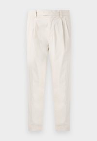 Pantalones blancos plisados con un ajuste entallado, que presentan una textura suave, pasadores para el cinturón y piernas ajustadas. Sin bolsillos visibles ni patrones.