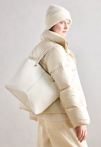 Kijelölve, off-white