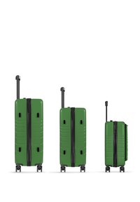 Drei grüne Hartschalenkoffer in unterschiedlichen Größen, mit einem gerippten Design, schwarzen Akzenten und vier Rädern für Mobilität.
