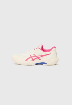 Zapatilla deportiva de color crema claro con acentos en rosa, que presenta una parte superior de malla, un diseño texturizado y una suela azul. Cierre con cordones, punta redonda.