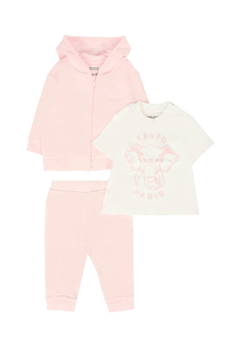 Set di abbigliamento per neonati composto da una felpa con zip di colore rosa pallido, pantaloni abbinati e una maglietta bianca a maniche corte con un grafico di un elefante rosa e il testo "KENZO PARIS".