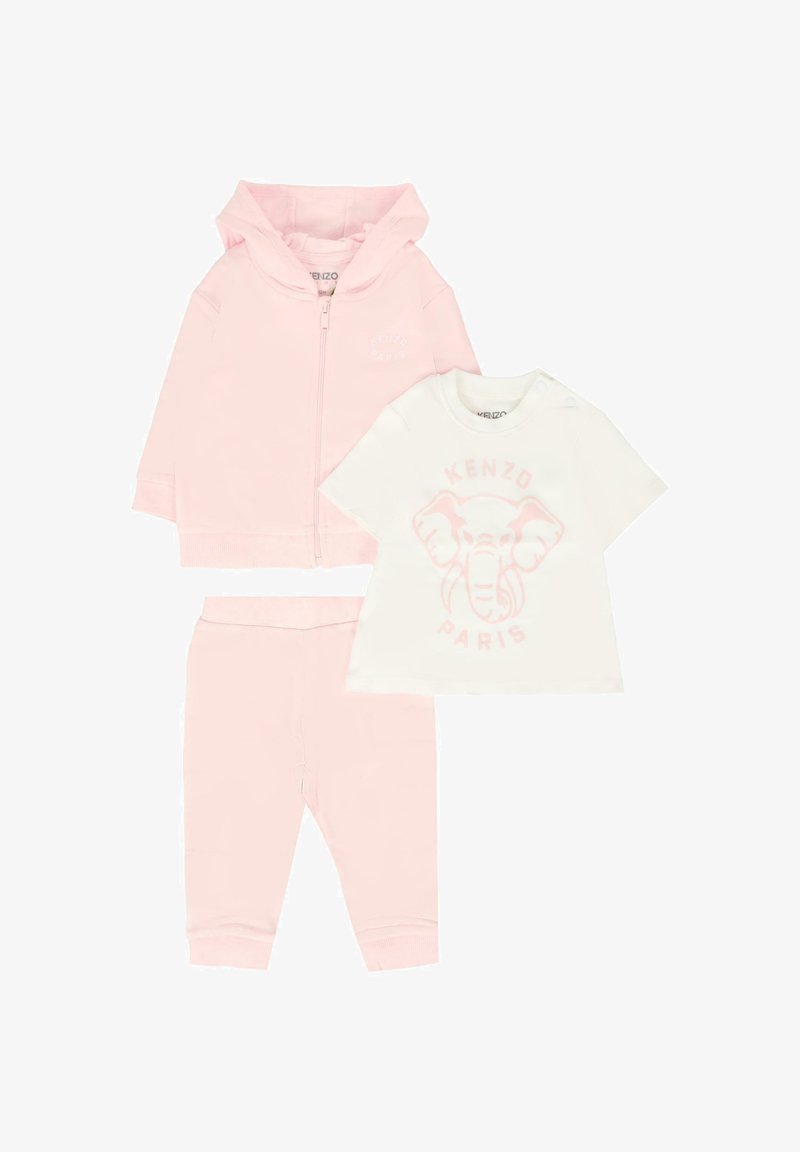 Set di abbigliamento per neonati composto da una felpa con zip di colore rosa pallido, pantaloni abbinati e una maglietta bianca a maniche corte con un grafico di un elefante rosa e il testo "KENZO PARIS".