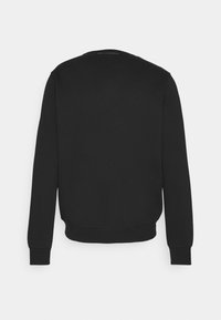 Sweat-shirt noir à manches longues montré de dos avec poignets et ourlet côtelés, design uni et petit texte de logo près de l'encolure.