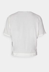 T-shirt branca de manga curta feita de um tecido leve, com decote redondo e bainha reta. Textura suave, sem padrões ou detalhes visíveis.