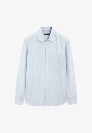 Lys blå langærmet skjorte med knapper og subtile lodrette striber samt spids krave, præsenteret mod en hvid baggrund.