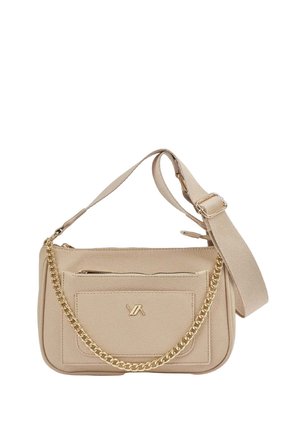 Beige leren schoudertas met voorvak, gouden kettingdetail, verstelbare stoffen band en goudkleurig logo op het voorvak.