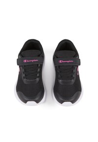 Schwarze Sportschuhe mit einem Obermaterial aus Mesh, grauen Akzenten und Klettverschluss. Mit pinkem Logo an der Seite und weißer Gummisohle.