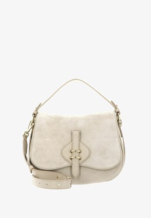 Sac à épaule en daim beige avec rabat incurvé, ferrures dorées, poignée supérieure et sangle réglable et amovible.