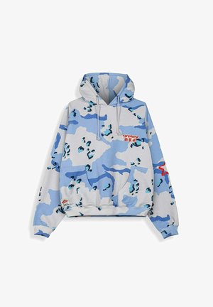 Bluza z kapturem w niebiesko-biały wzór kamuflażu, z przednią kieszenią typu kangurka, napisem "grimey" z czerwonymi azjatyckimi znakami na piersi oraz czerwoną gwiazdą na rękawie.