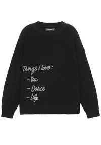 Pull en maille noire avec un col rond, des manches longues et un texte brodé en argent indiquant "Choses que j'aime : - Toi - Danse - Vie."