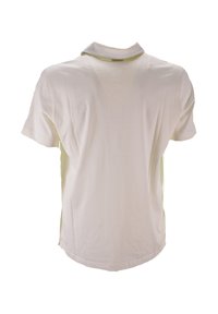 Polo shirt bianco a maniche corte realizzato in tessuto liscio, con colletto classico e orlo dritto con dettagli di cucitura minimi.