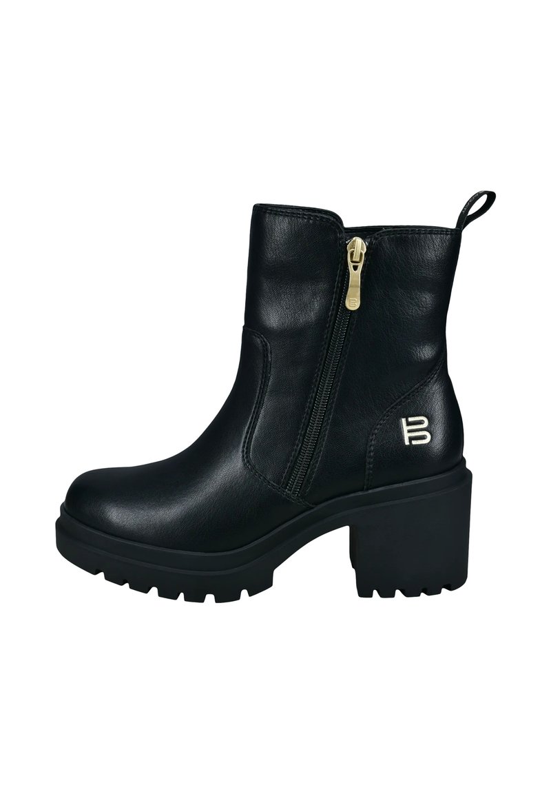 Czarne skórzane botki za kostkę, z bocznym zamkiem błyskawicznym, słupkowym obcasem i teksturowaną podeszwą z akcentem logo na obcasie.