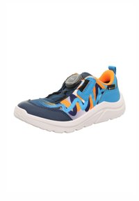 Niebiesko-pomarańczowy sneaker z teksturowaną siateczką u góry, białą podeszwą, elastycznym uchwytam oraz okrągłym mechanizmem blokującym ułatwiającym zakładanie.