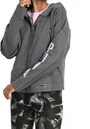 Sweat à zip gris avec un logo "PUMA" rose sur la manche gauche, doté d'une capuche, de manches longues et d'un tissu doux et texturé.