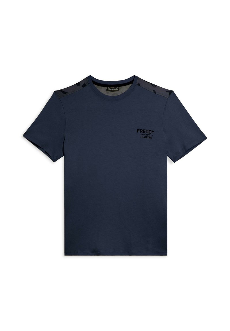 T-shirt a maniche corte di colore blu navy, realizzato in tessuto liscio, con accenti decorativi neri sulle spalle e un logo stampato sul petto.