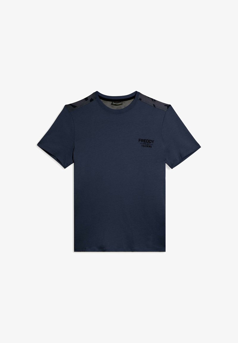 T-shirt a maniche corte di colore blu navy, realizzato in tessuto liscio, con accenti decorativi neri sulle spalle e un logo stampato sul petto.