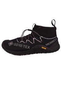 Czarne buty trekkingowe z cholewką Gore-Tex, teksturowaną podeszwą Vibram oraz pewnym systemem sznurowania. Wyraźnie widoczne logo z boku.