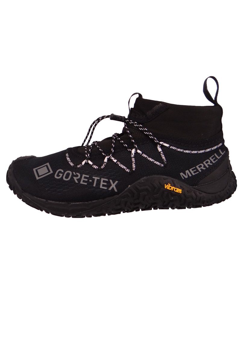 Czarne buty trekkingowe z cholewką Gore-Tex, teksturowaną podeszwą Vibram oraz pewnym systemem sznurowania. Wyraźnie widoczne logo z boku.