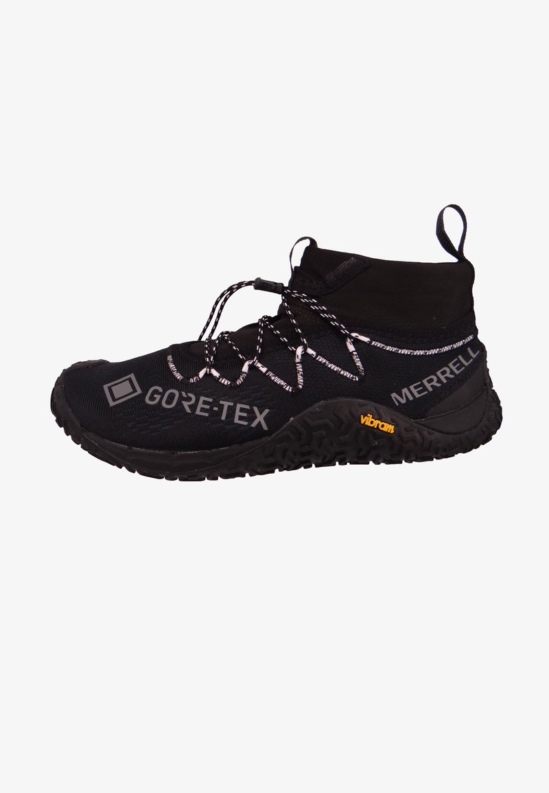 Czarne buty trekkingowe z cholewką Gore-Tex, teksturowaną podeszwą Vibram oraz pewnym systemem sznurowania. Wyraźnie widoczne logo z boku.
