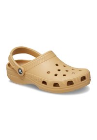 Helle beige Kunststoff-Clogs mit runden und ovalen Belüftungsöffnungen, strukturiertem Obermaterial, hinterem Fersenriemen und einer leicht erhöhten Sohle.