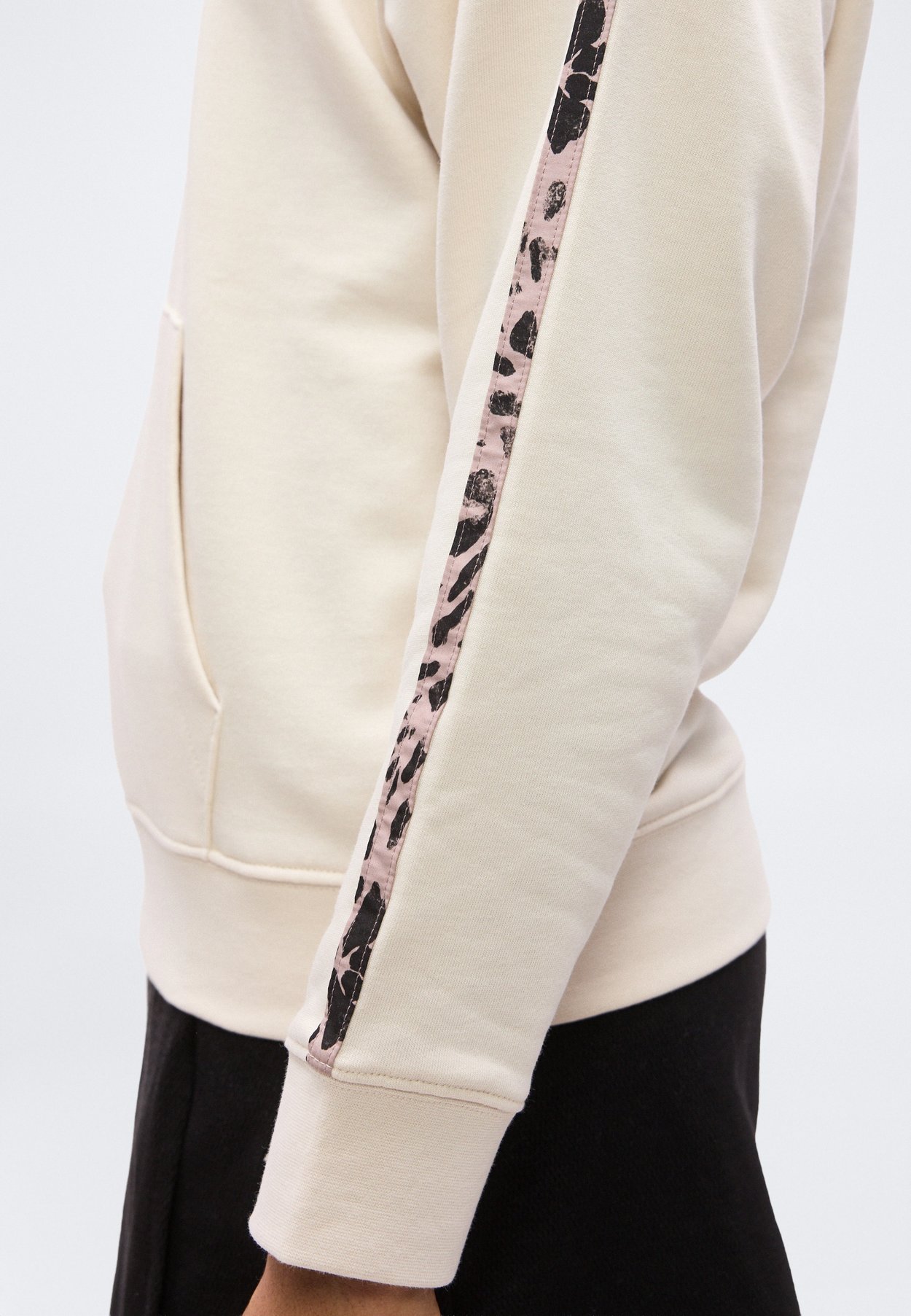 GRAPHIC ANIMAL COMFORT HOODIE