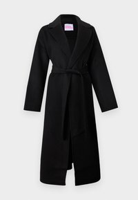 Abrigo negro de lana con cuello tipo chal, mangas largas, cinturón ajustable en la cintura y bolsillos laterales. Presenta un diseño minimalista y una textura suave.