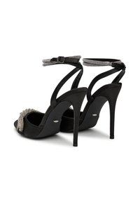 Sandale negre cu toc înalt, cu brățări pentru glezne și embellishments din strasuri pe partea din față și brățări, expuse pe un fundal alb.