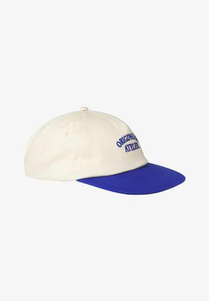 Casquette de baseball avec un corps en coton crème et une visière en feutre bleu. Présente un texte brodé "ORIGINAL ATELIER" en bleu. Design structuré.