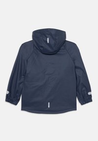 Mørkeblå vanntett jakke med hette, elastiske mansjetter og reflekterende detaljer. Glatt tekstur, lett design og enkel stil.