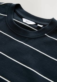 Navyblauwe katoenen t-shirt met witte horizontale strepen, ronde kraag en label met de tekst "NEXT RELAXED FIT" aan de binnenkant.