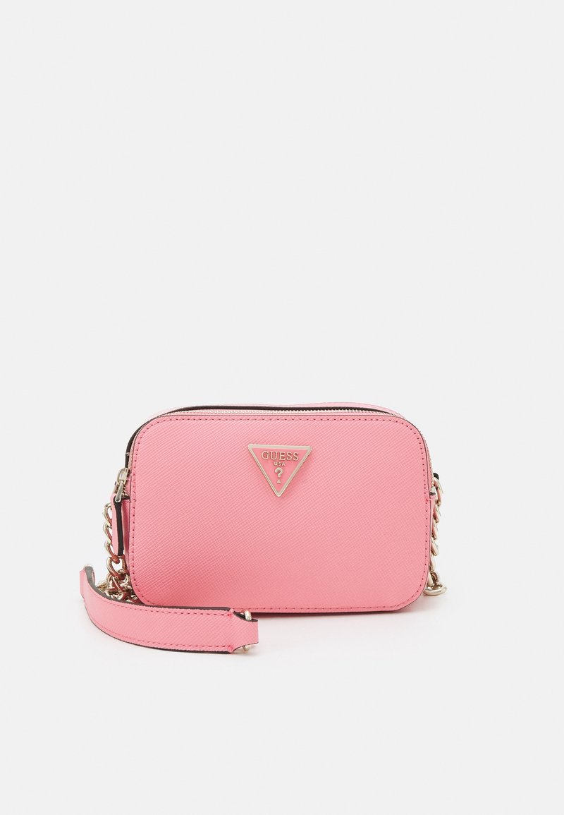 Růžová syntetická crossbody taška se zipovým uzávěrem, zlatými detaily a značkovým trojúhelníkovým logem. Obsahuje odnímatelný ramenní popruh.