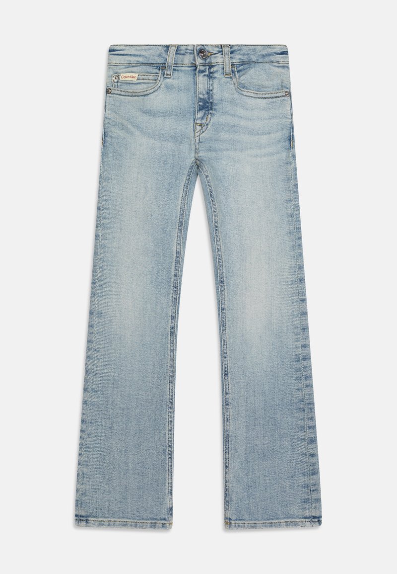 Svijetloplave traperice s ispupčenim nogavicama i izbleđenim pranjem, sa pet džepova i dugmadi za zatvaranje. Sadrži brendiranu oznaku na prednjem džepu.