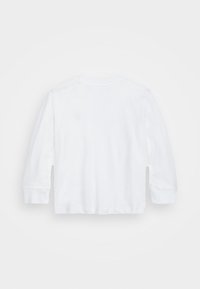 Vit långärmad t-shirt i bomull, med rund halsringning och ribbast manschetter, med en slät yta och utan mönster eller detaljer.