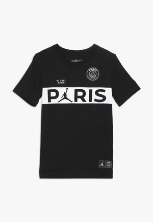 Schwarzes kurzärmliges T-Shirt mit weißem Streifen, dem Schriftzug "PARIS", Jumpman-Logo, Paris Saint-Germain-Emblem und "ICI C'EST PARIS" auf der Brust.