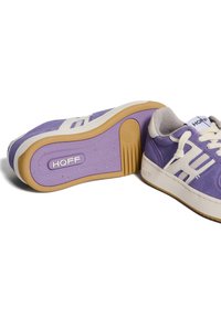 Sneaker in suede viola con accenti bianchi, dotate di suola in gomma testurizzata e logo "HOFF" di lato e sulla suola.