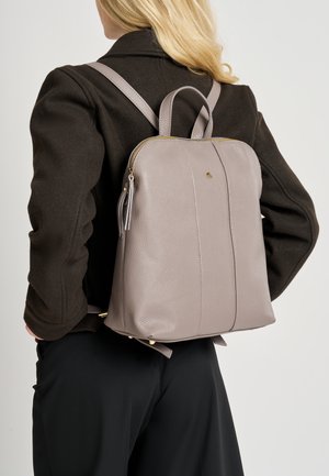 Sac à dos en cuir gris clair avec un design structuré, accents en métal doré, et doubles bretelles, présentant une texture lisse et des détails de couture subtils.