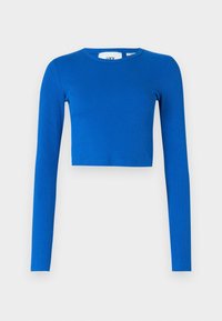 Top corto a maniche lunghe blu realizzato in tessuto a coste. Presenta un collo rotondo e maniche aderenti, con una texture liscia e un colore vivace.