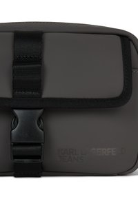 Borsa grigia, rettangolare, con una superficie testurizzata, dotata di una tracolla nera e chiusura a fibbia; logo impresso sul davanti.