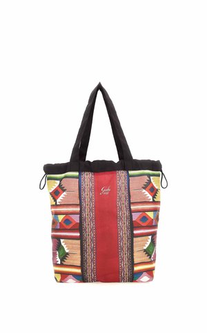 Borsa tote con manici neri e motivi geometrici e a righe colorati su sfondo in tessuto rosso e beige.