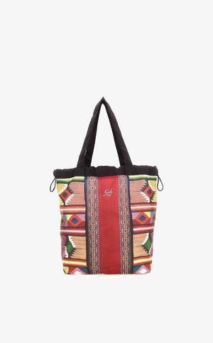 Borsa tote con manici neri e motivi geometrici e a righe colorati su sfondo in tessuto rosso e beige.