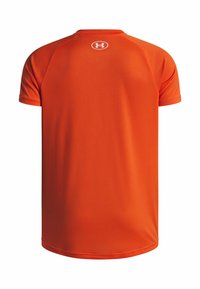 Kortärmad orange träningsshirt i mjukt tyg, med rund halsringning och en liten vit logotyp på baksidan.