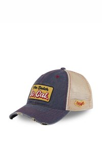 Casquette de camionneur bleu et beige avec dos en maille, surpiqûres rouges, et un patch jaune arborant le logo "Von Dutch So. Cal.". Détail de la visière usée.