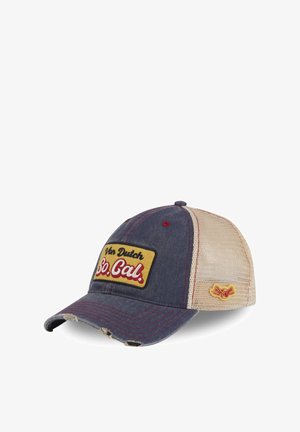 Casquette de camionneur bleu et beige avec dos en maille, surpiqûres rouges, et un patch jaune arborant le logo "Von Dutch So. Cal.". Détail de la visière usée.