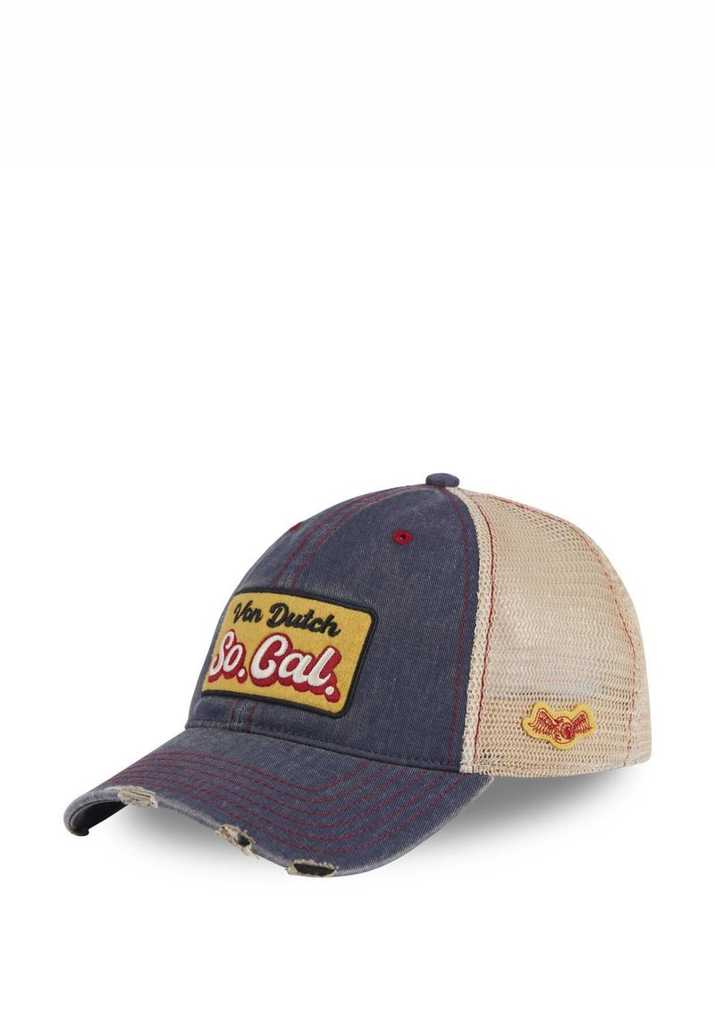 Casquette de camionneur bleu et beige avec dos en maille, surpiqûres rouges, et un patch jaune arborant le logo "Von Dutch So. Cal.". Détail de la visière usée.