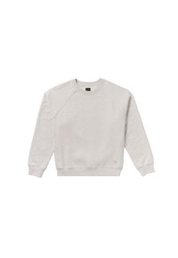 Sweatshirt gris clair avec des manches raglan, des poignets côtelés, un col rond et une petite étiquette en bas de l'ourlet. Tissu doux et texturé.